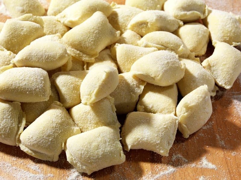 Eine Portion gefüllte Gnocchi