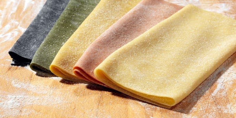 Bunte Teigkreationen ausgebreitet auf dem Tisch